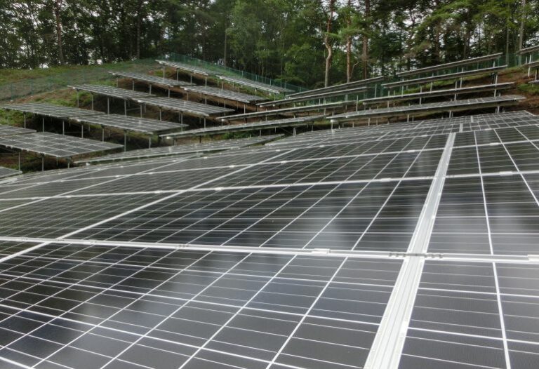 KJC_山梨県_10MW_太陽光_スクリュー杭傾斜地架台＿1