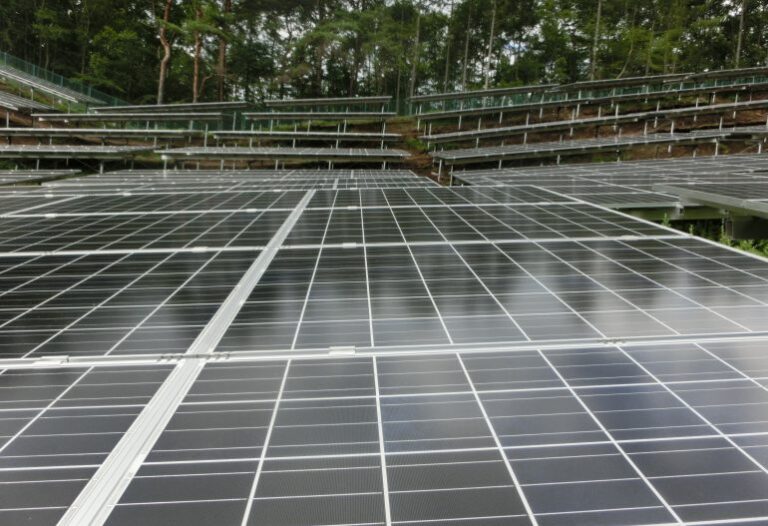 KJC_山梨県_10MW_太陽光_スクリュー杭傾斜地架台＿2