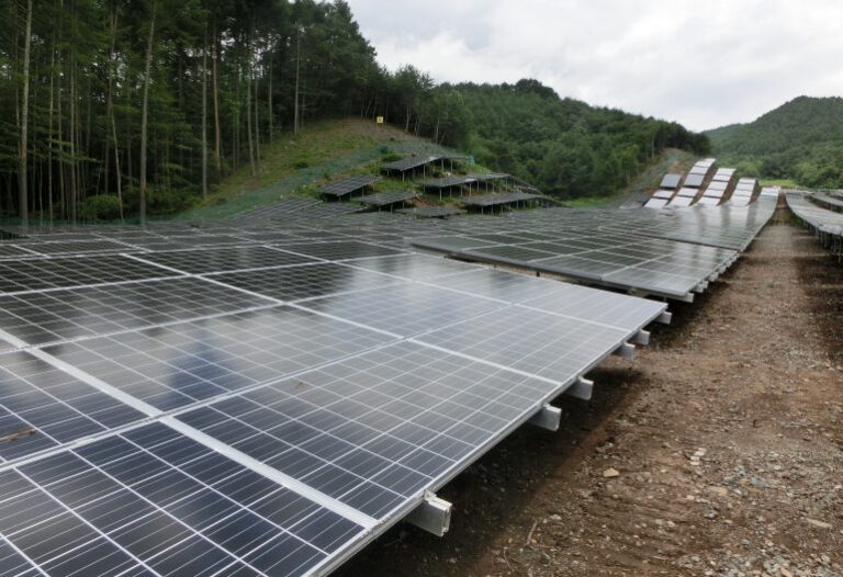 KJC_山梨県_10MW_太陽光_スクリュー杭傾斜地架台＿3