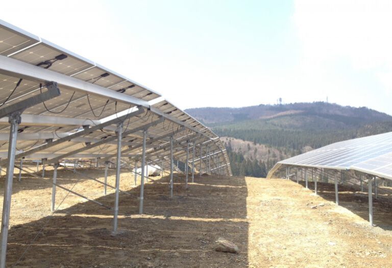 KJC_岩手県_2.2MW_太陽光_スクリュー杭傾斜地架台＿4